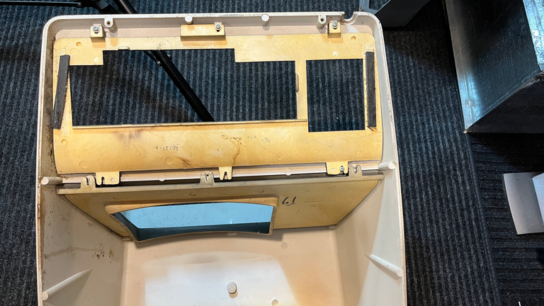 ADDS Regent 25 top case underside showing front and keyboard panel removal